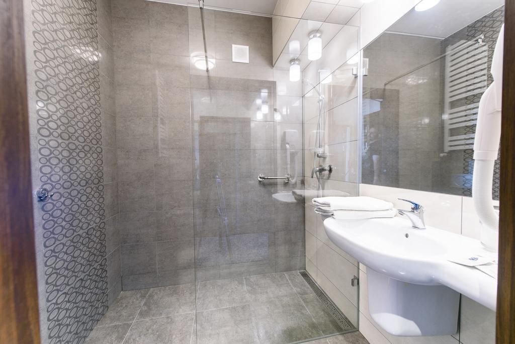 Hotel Nowy Dwor Тшебница Екстериор снимка
