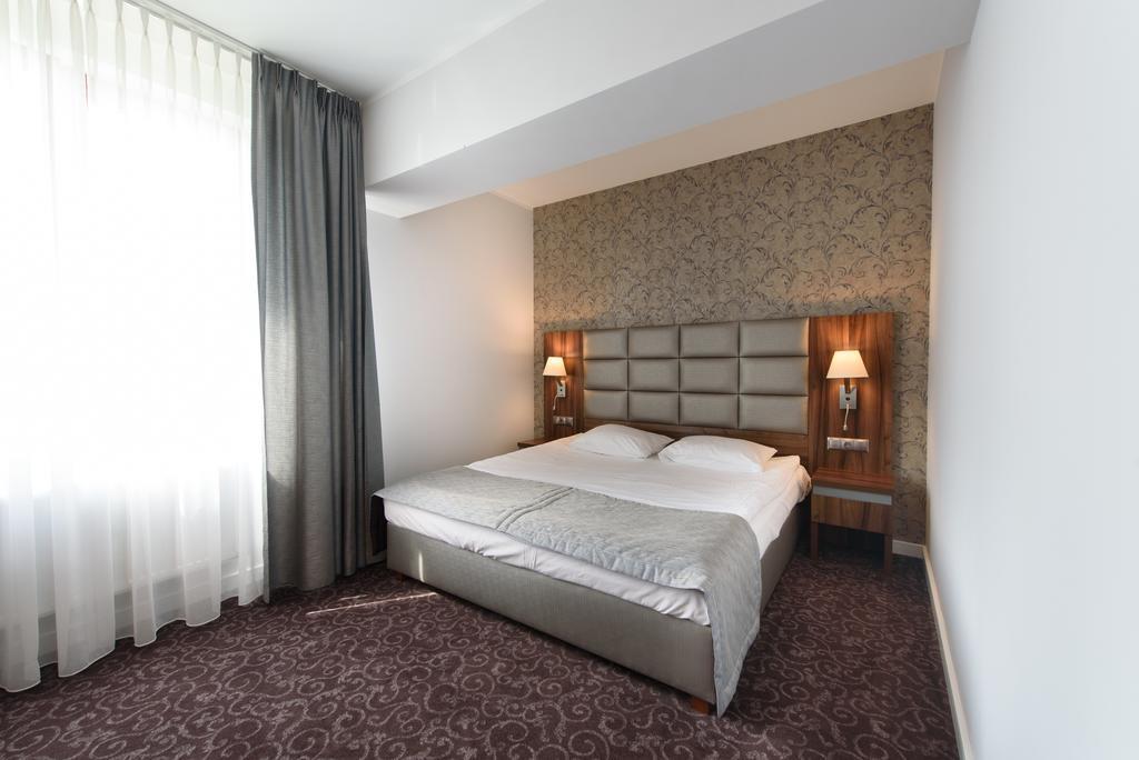 Hotel Nowy Dwor Тшебница Екстериор снимка