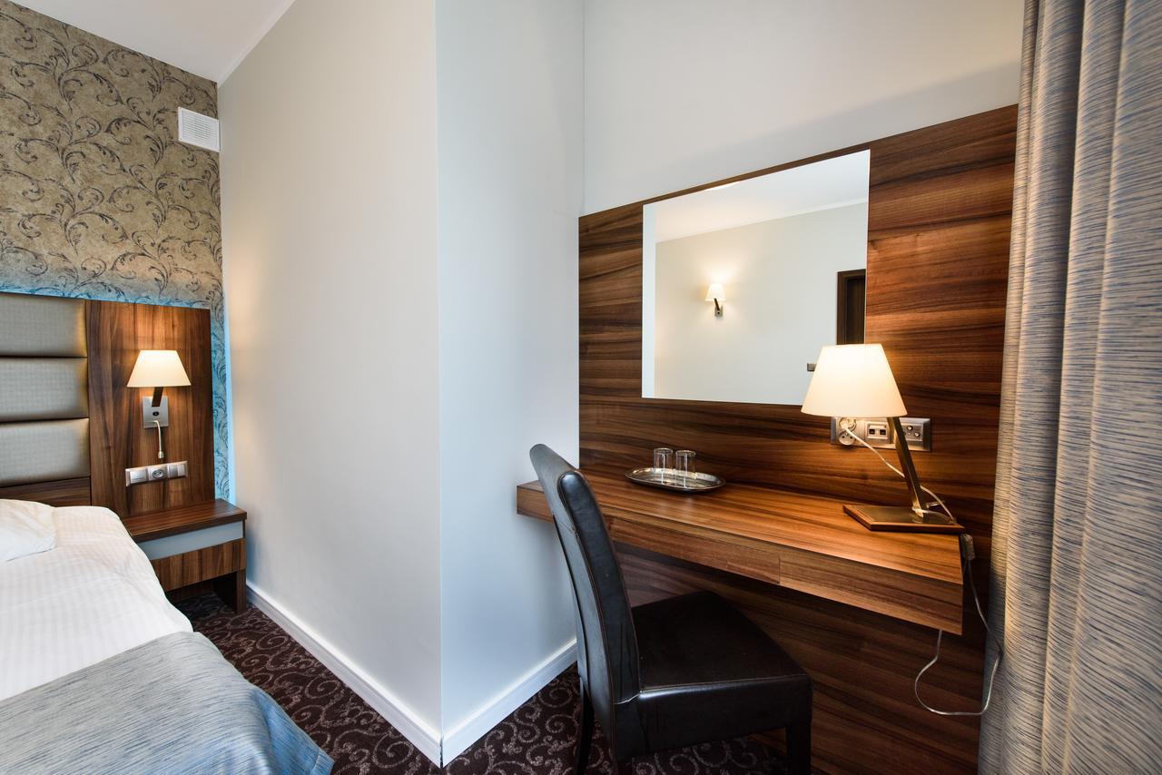 Hotel Nowy Dwor Тшебница Екстериор снимка