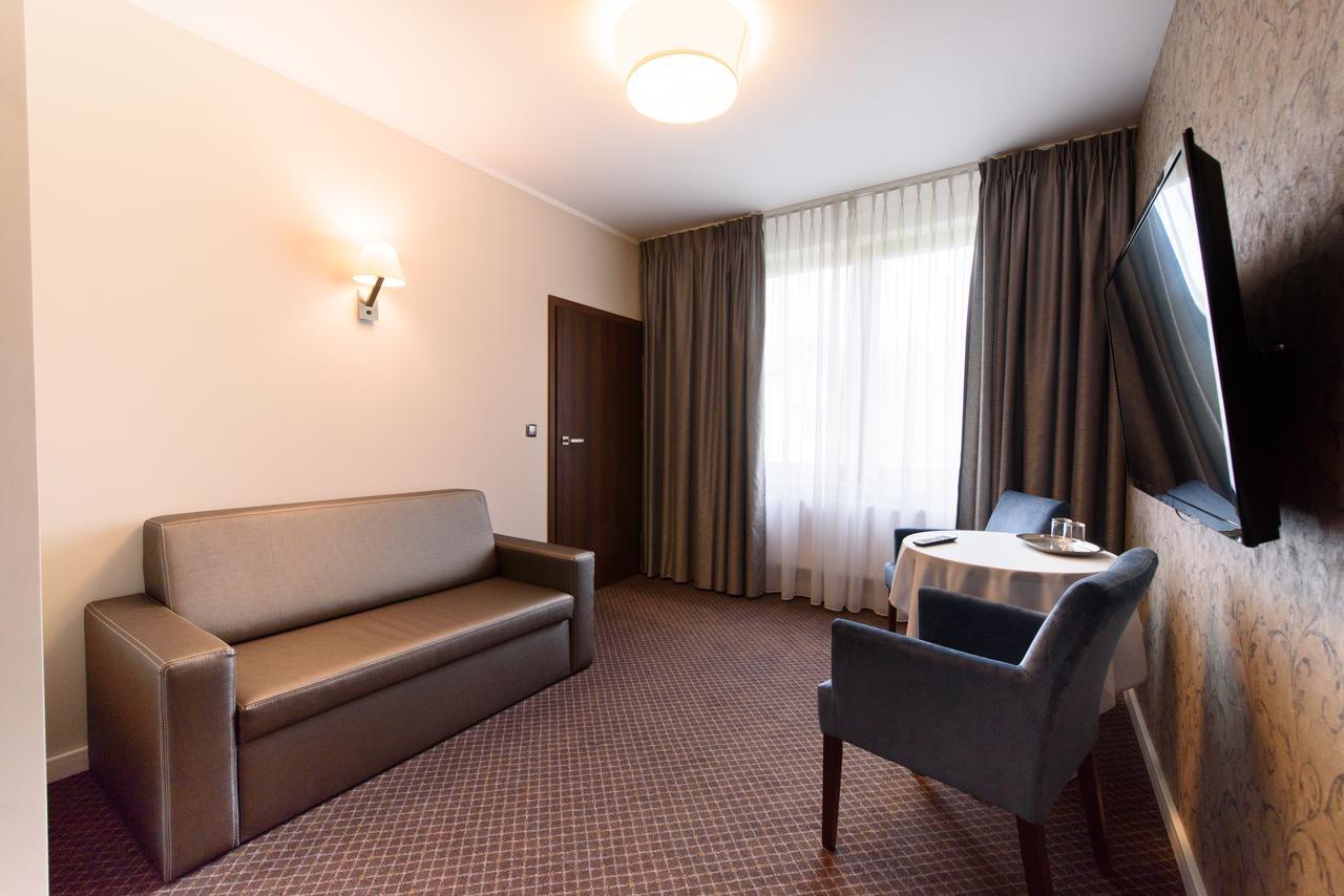 Hotel Nowy Dwor Тшебница Екстериор снимка