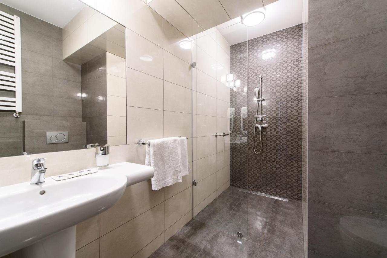 Hotel Nowy Dwor Тшебница Екстериор снимка