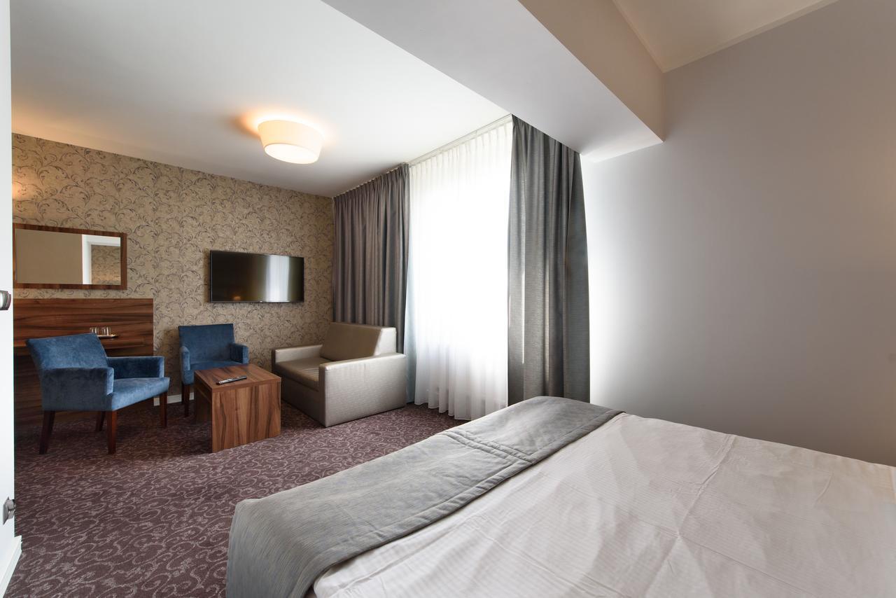 Hotel Nowy Dwor Тшебница Екстериор снимка